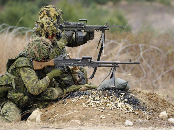 C6 and C9 machine guns, Canadian Army, soldiers