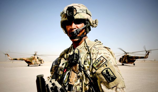 Обои на рабочий стол: афганистан, аэродром, вертолеты, военнослужащий, офицер, экипировка