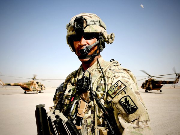 афганистан, аэродром, вертолеты, военнослужащий, офицер, экипировка