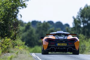 Обои на рабочий стол: 2020, 3.8 л., 620 л.с., 620R, mclaren, V8 Twin-Turbo, вид сзади, дорога, Купе