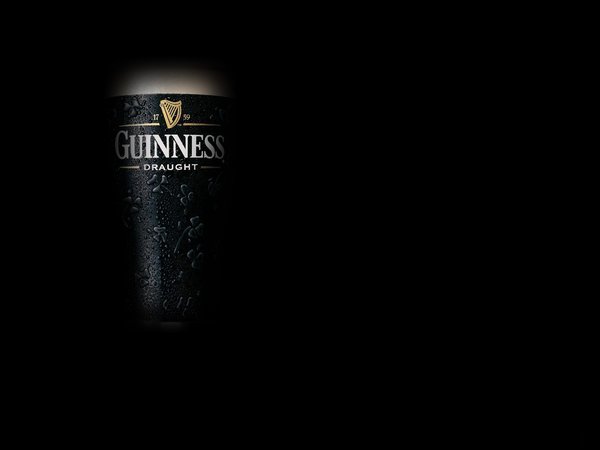 beer, guinness, капли, пиво, стакан, темный фон, холодное