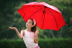 Обои на рабочий стол: девочка, дождь, зонт, красный
