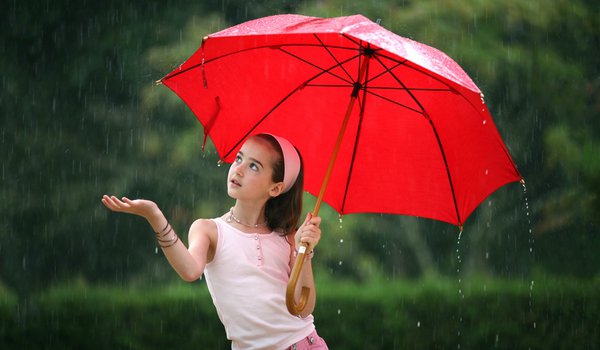 Обои на рабочий стол: девочка, дождь, зонт, красный