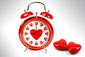 Обои на рабочий стол: белый, будильник, красный, любовь, сердечки, сердца, стрелки, цвета, циферблат, часы