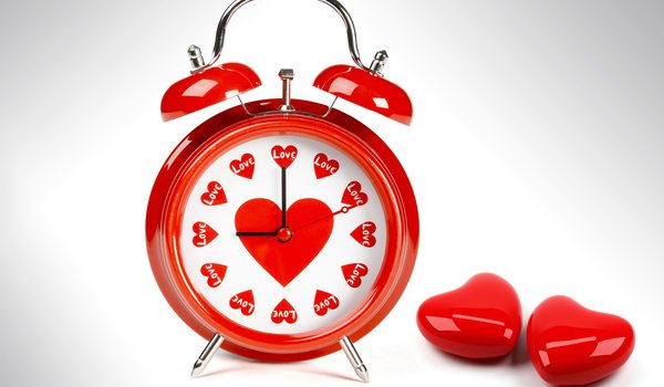 Обои на рабочий стол: белый, будильник, красный, любовь, сердечки, сердца, стрелки, цвета, циферблат, часы