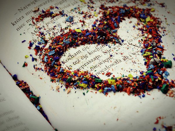 love, бумага, карандаши, книга, лист, любовь, макро, надпись, разноцветные, сердце, строчка, стружка, текст, чувство
