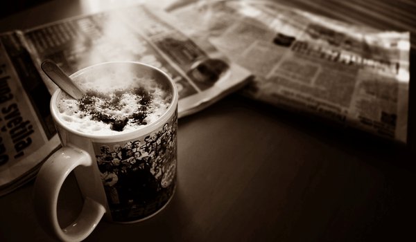 Обои на рабочий стол: газеты, кофе, пенка, сепия, сердце, стол, фото, чашка