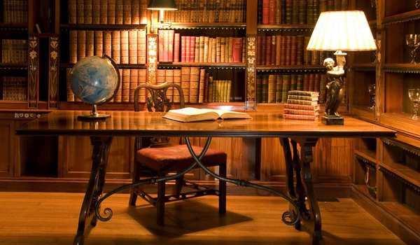 Обои на рабочий стол: библиотека, бокалы, глобус, книги, комната, лампа, полки, старина, стол, стул