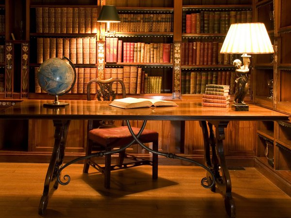 библиотека, бокалы, глобус, книги, комната, лампа, полки, старина, стол, стул