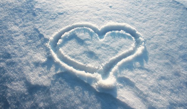Обои на рабочий стол: love, греет, зима, любовь, рисунок, сердце, снег, фон