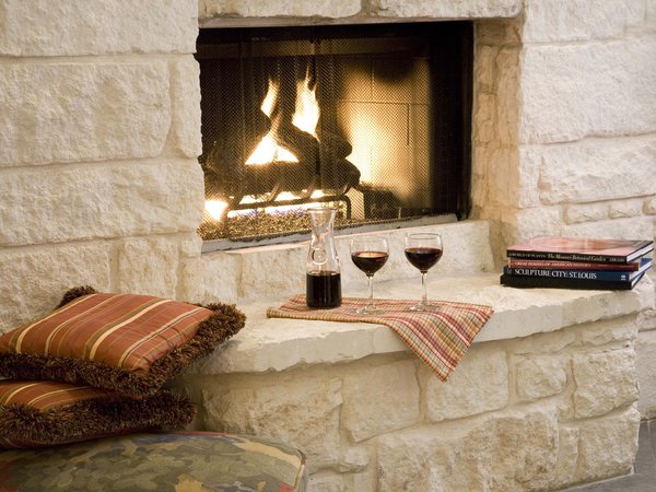 бокалы, вино, камин, книги, подушки, романтика