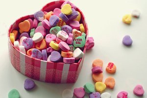 Обои на рабочий стол: love, sweet, коробка, любовь, макро, разноцветные, сердечки, сердце, сладость, шкатулка