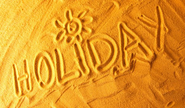 Обои на рабочий стол: beach, holiday, выходные, море, надпись, отдых, песок, пляж, солнце