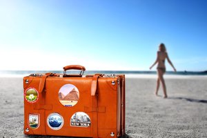 Обои на рабочий стол: горизонт, девушка, курорт, оранжевый, песок, пляж, путешествие, цвет, чемодан