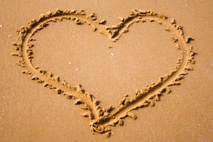 Обои на рабочий стол: написано, настроение, песок, природа, сердечко, сердце