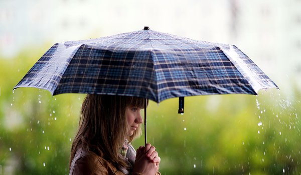 Обои на рабочий стол: девушка, дождь, зонт, обои