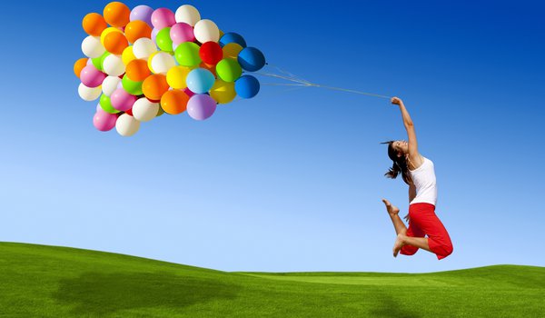 Обои на рабочий стол: девушка, много, небо, полет, прыжок, радость, разноцветные, трава, улыбка, цвета, шарики, шары