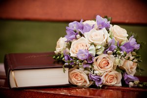 Обои на рабочий стол: книга, свадьба, цветы