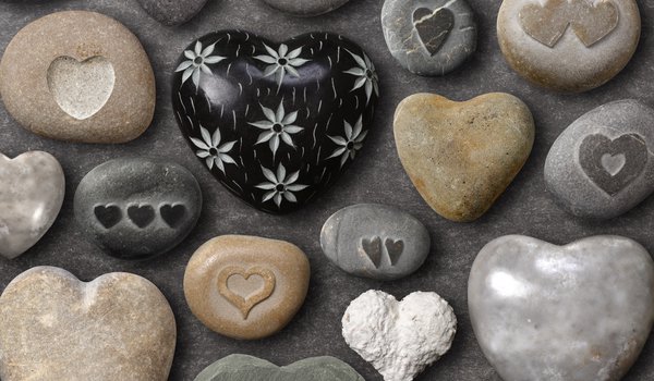Обои на рабочий стол: камушки, лето, любовь, морские, позитив, рисунок, сердечки, фон, форма, цвета