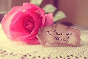 Обои на рабочий стол: записка, любовь, мама, роза, скатерть, слова