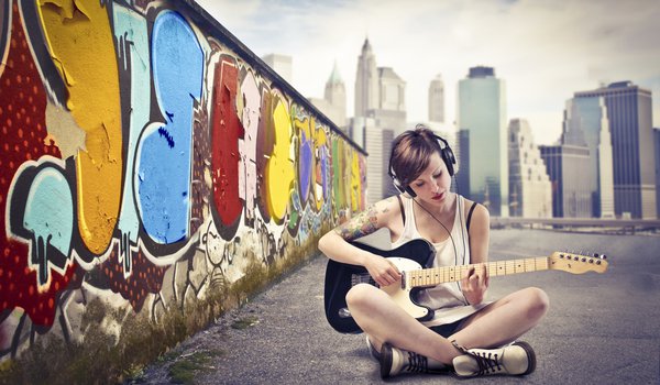 Обои на рабочий стол: асфальт, гитара, город, граффити, девушка, маечка, наушники, небо, стена