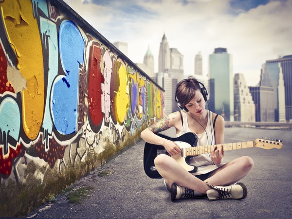 асфальт, гитара, город, граффити, девушка, маечка, наушники, небо, стена