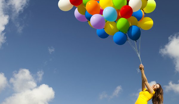Обои на рабочий стол: воздушные шары, девушка, небо, облака, позитив, радость