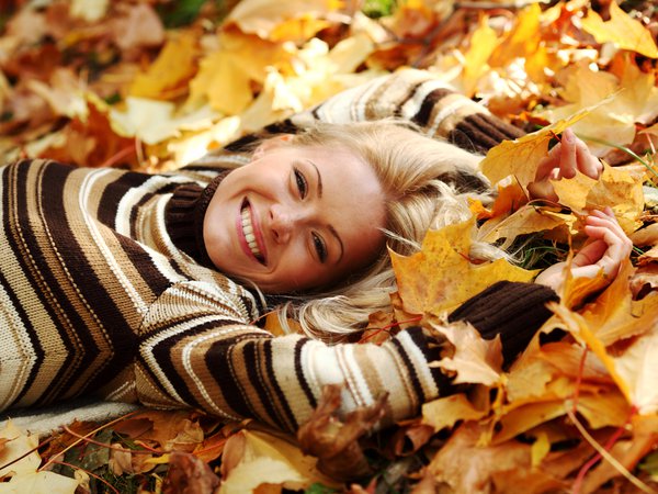 блондинка, девушка, желтые, лежит, листья, осень, свитер, улыбка