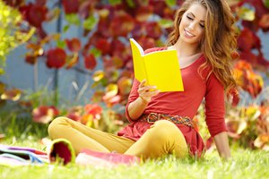 Обои на рабочий стол: девушка, жёлтая, книга, листья, осень, тетрадь, трава, читает, шатенка