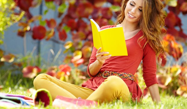 Обои на рабочий стол: девушка, жёлтая, книга, листья, осень, тетрадь, трава, читает, шатенка