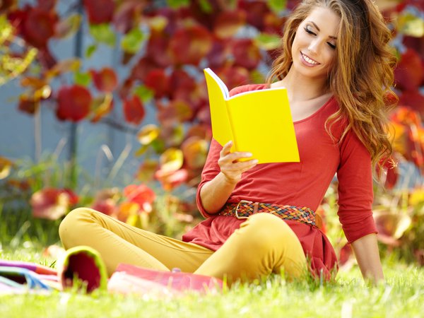 девушка, жёлтая, книга, листья, осень, тетрадь, трава, читает, шатенка