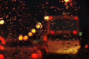 Обои на рабочий стол: боке, вечер, вода, город, дождь, дорога, капли, настроение, огни, стекло, улица