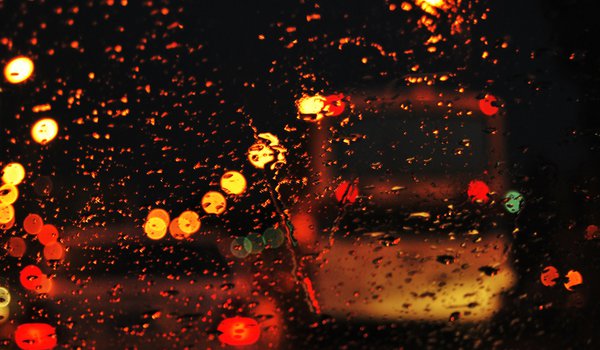 Обои на рабочий стол: боке, вечер, вода, город, дождь, дорога, капли, настроение, огни, стекло, улица