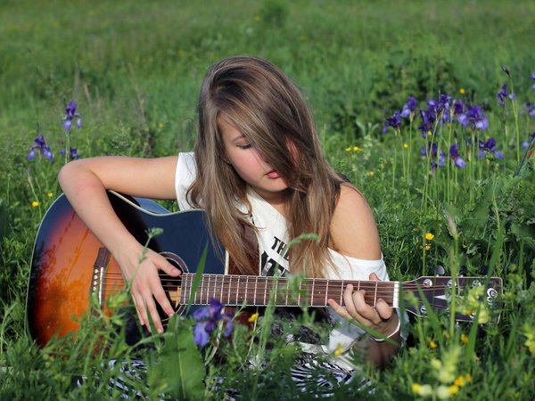 гитара, гриф, девушка, дека, зелёная, зелень, поляна, природа, струны, трава