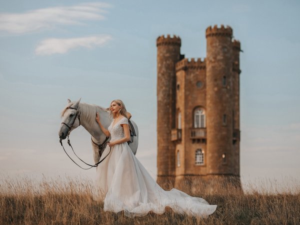 Adam Bird, девушка, замок, конь, лошадь, невеста, платье