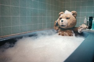 Обои на рабочий стол: Ted, ванна, купается, медведь, Третий лишний