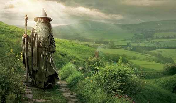 Обои на рабочий стол: gandalf, The Hobbit An Unexpected Journey, the lord of the rings, властелин колец, волшебник, Гэндальф Серый, трава, тропинка, Хоббит Нежданное путешествие, холмы