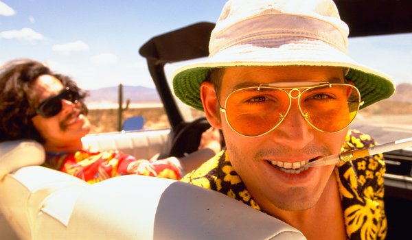 Обои на рабочий стол: 1998, Fear and Loathing in Las Vegas, Бенисио Дель Торо, джонни депп, кабриолет, очки, панама, пустыня, сигарета, Страх и ненависть в Лас-Вегасе