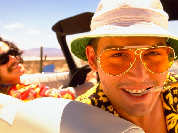 1998, Fear and Loathing in Las Vegas, Бенисио Дель Торо, джонни депп, кабриолет, очки, панама, пустыня, сигарета, Страх и ненависть в Лас-Вегасе