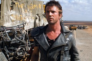 Обои на рабочий стол: actor, apocalyptic, car, film stills, leather jacket, Mad Max, Mel Gibson, men, movies, road, The Road Warrior