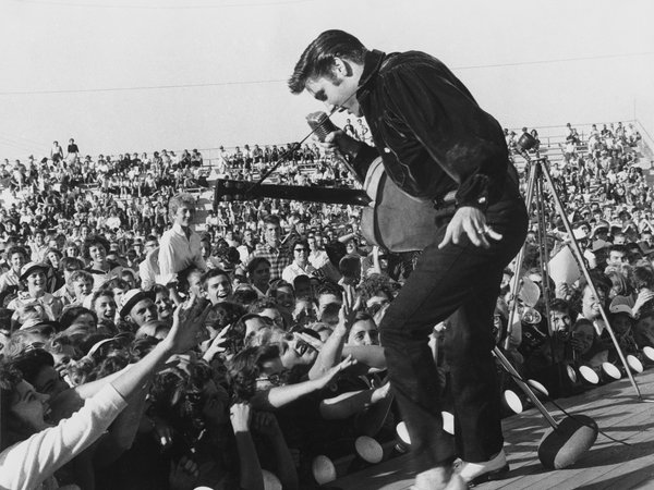 1957, elvis presley, актёр, гитара, зрители, король, микрофон, музыка, обои, певец, поклонники, рок, сцена, танец, фанаты, элвис пресли