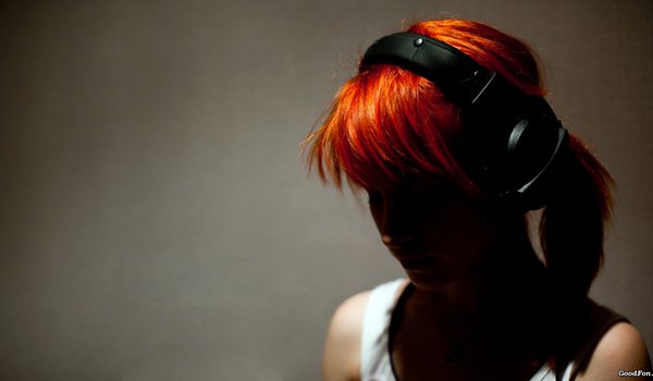 Обои на рабочий стол: girl, headphones, rude, рыжая