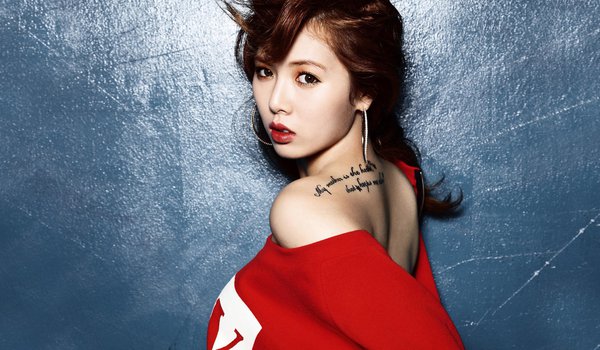 Обои на рабочий стол: Hyuna Kim, азиатка, в красном, девушка, певица, плечо, стена, тату, татуировка, южная корея