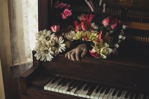 Обои на рабочий стол: музыка, пианино, рука, цветы