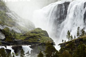 Обои на рабочий стол: norway, small sami fishing village, waterfall, вблизи рыбацкой деревушки, водопад, норвегия