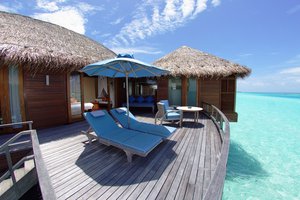 Обои на рабочий стол: maldives, wallpaper, гостиница, дом, лежаки, лето, мальдивы, небо, обои, океан, отдых, пейзаж, природа, шезлонги