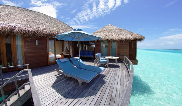 Обои на рабочий стол: maldives, wallpaper, гостиница, дом, лежаки, лето, мальдивы, небо, обои, океан, отдых, пейзаж, природа, шезлонги