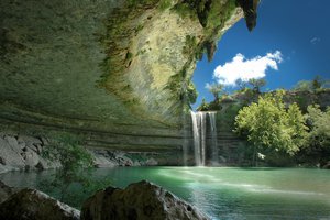 Обои на рабочий стол: hamilton pool preserve, бассейн гамильтон водопад, вода, гамильтон пул, деревья, небо, облако, подземное озеро, техас, ущелье