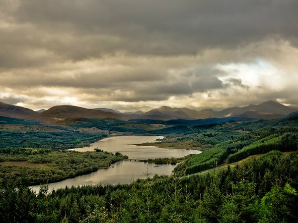 great britain, lake, Loch Garry, scotland, великобритания, горы, деревья, лес, Лох Гарри, небо, озеро, пейзаж, тучи, шотландия