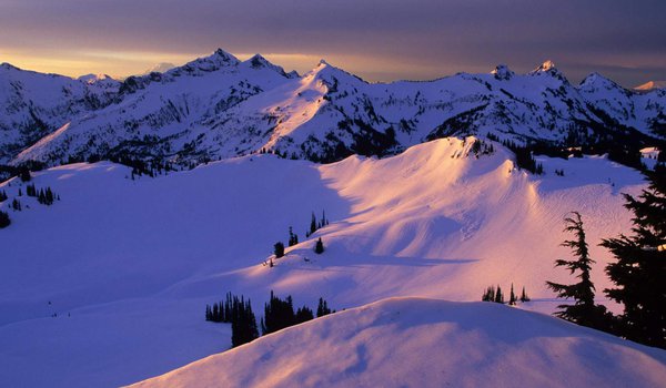 Обои на рабочий стол: mountain, snow, sunset, winter, вершины, горы, природа, снег